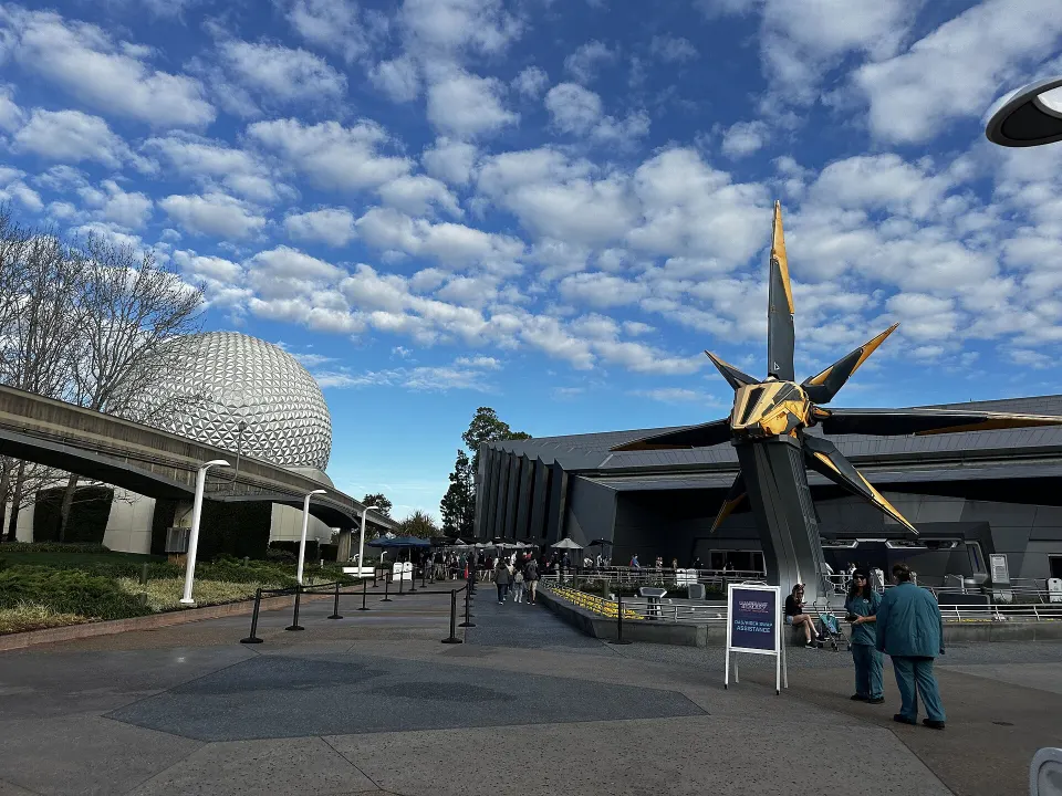 Área externa da Guardians of the Galaxy: Cosmic Rewind no EPCOT