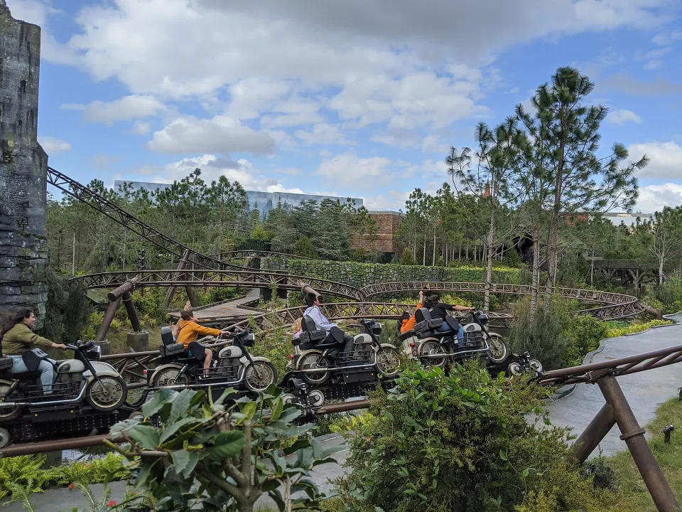 Moto do Hagrid exibida na fila da atração