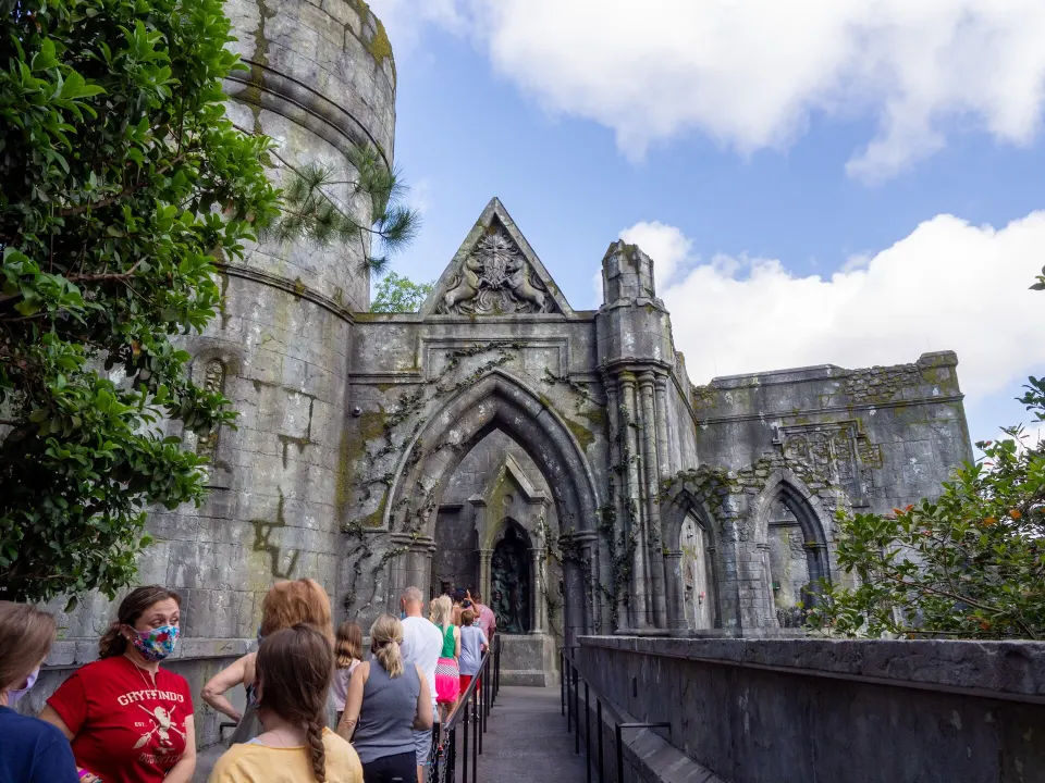 Ponte levando às ruínas na fila da atração do Hagrid