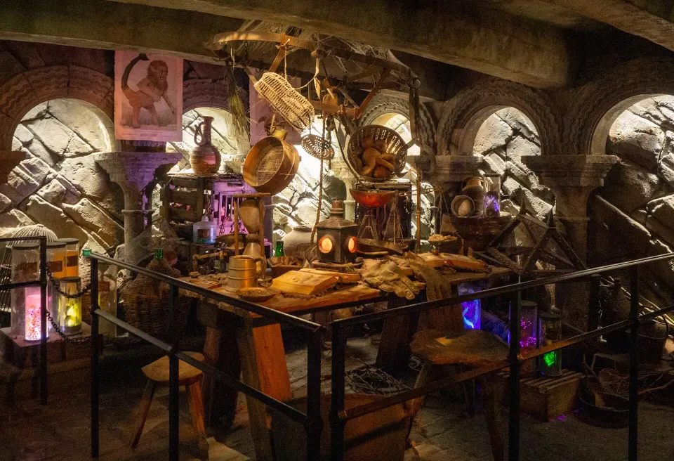 Mesa com objetos cenográficos na fila da Hagrid's