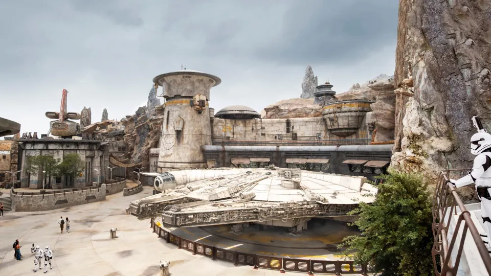 Stormtrooper com a Millennium Falcon ao fundo em Galaxy’s Edge