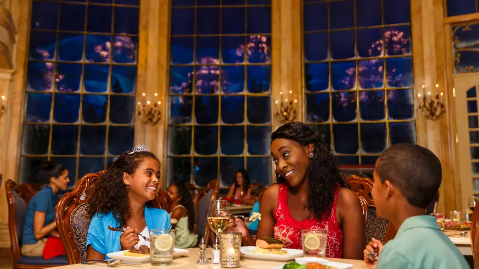 Interior temático do Be Our Guest Restaurant no Magic Kingdom