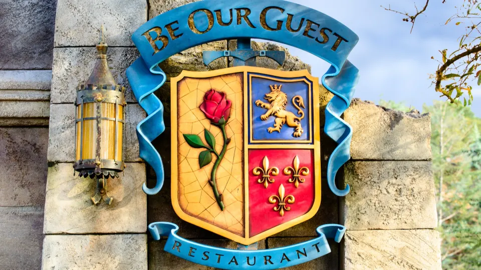 Salão decorado do Be Our Guest Restaurant no Magic Kingdom