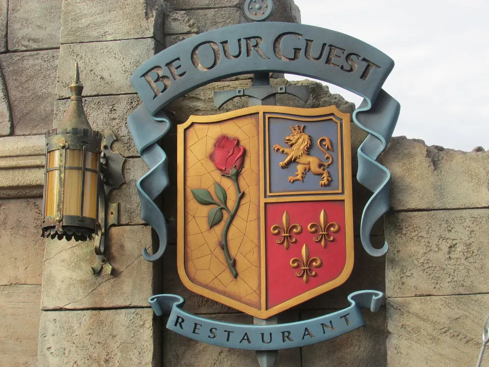 Ambiente interno do Be Our Guest Restaurant no Magic Kingdom