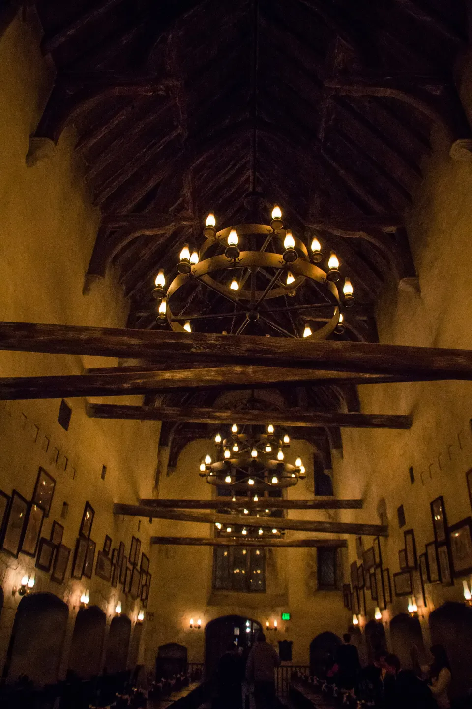 Mesas e decoração interna do Leaky Cauldron em Diagon Alley