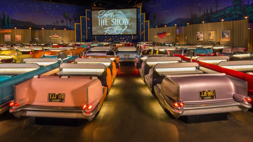 Mesas do Sci-Fi Dine-In viradas para o telão de drive-in
