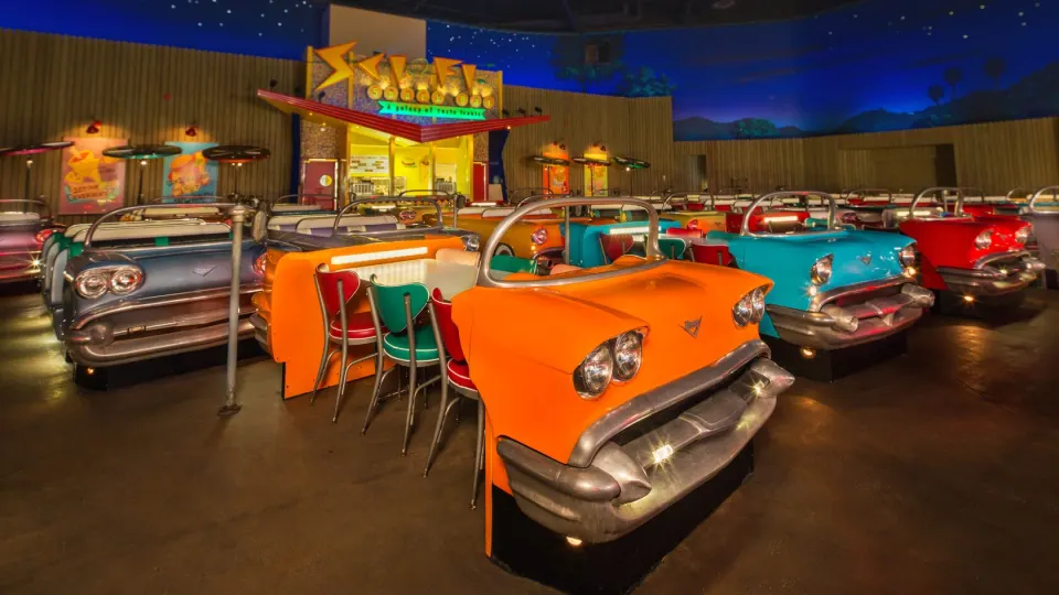 Detalhes da decoração temática do Sci-Fi Dine-In no Hollywood Studios